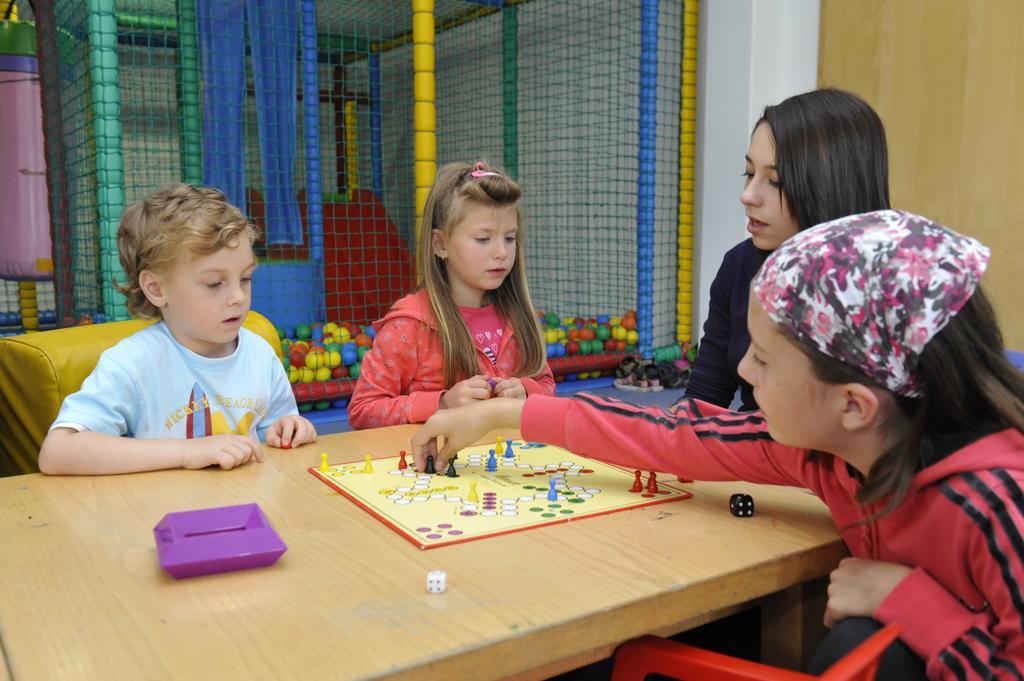 Kinder- Und Familienhotel Nockalm 이너그렘즈 외부 사진